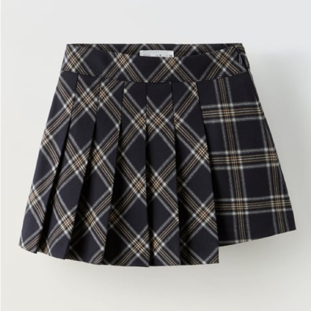 New without tag Zara mini Skirt, Size 7.